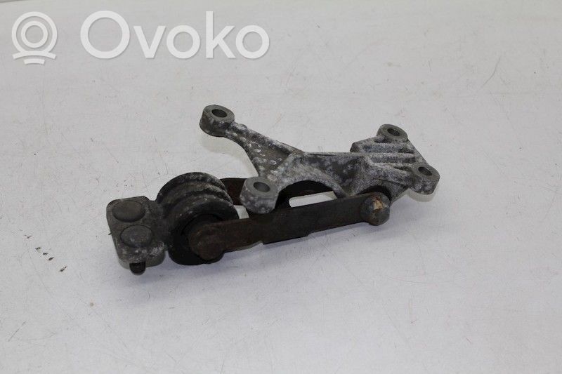 Volvo XC90 Engine mount bracket 