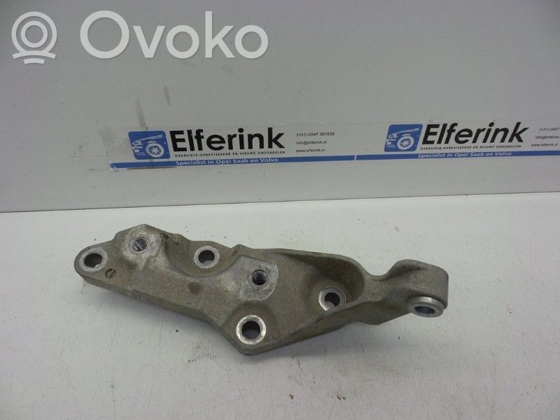 Volvo XC70 Engine mount bracket 