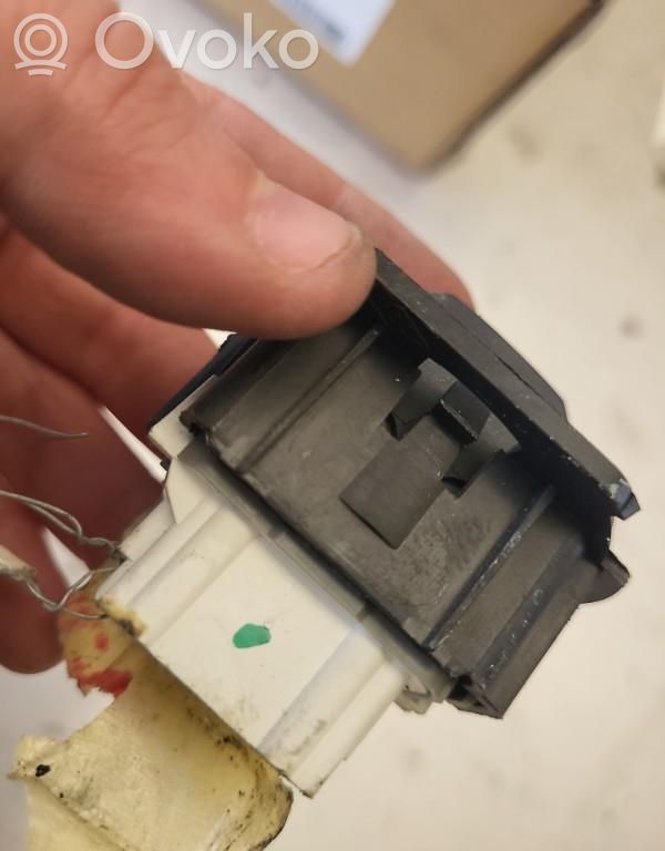 Electric window control switch   8200114209