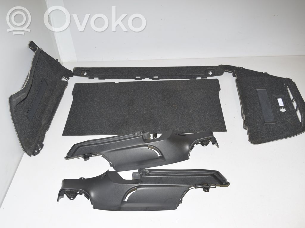 BMW i3 Apatinis, bagažinės šono, apdailos skydas 
