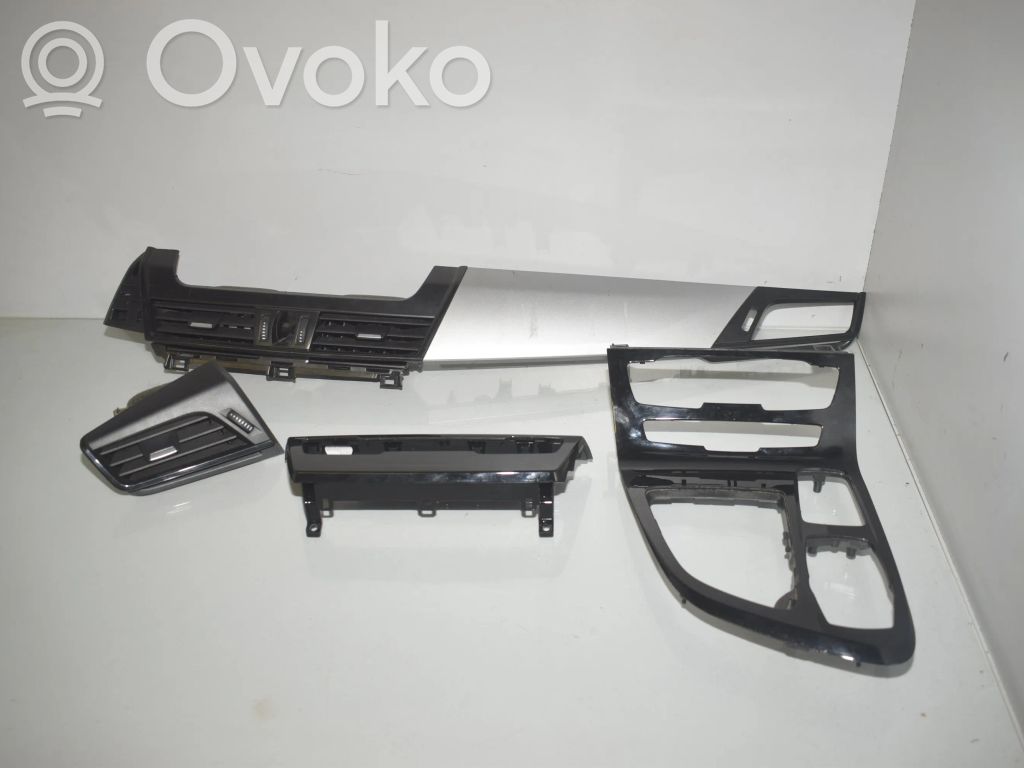 BMW 2 F46 Zestaw ozdobnych elementów wyposażenia wnętrz 