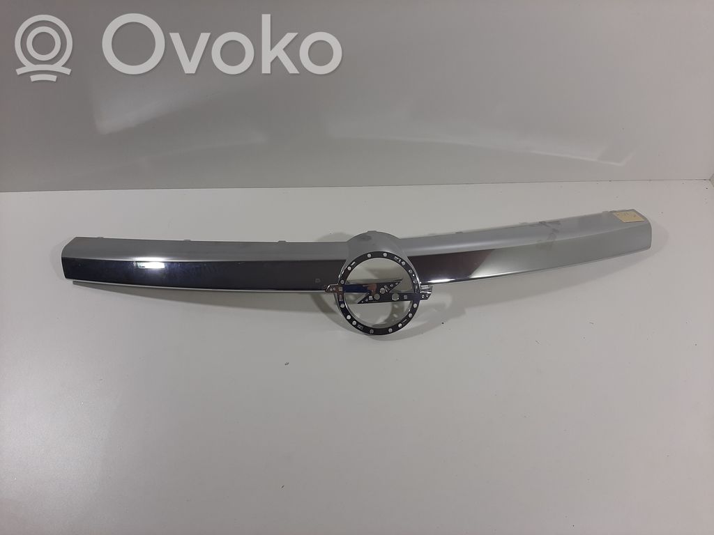 Opel Astra H Etupuskurin ylempi jäähdytinsäleikkö 