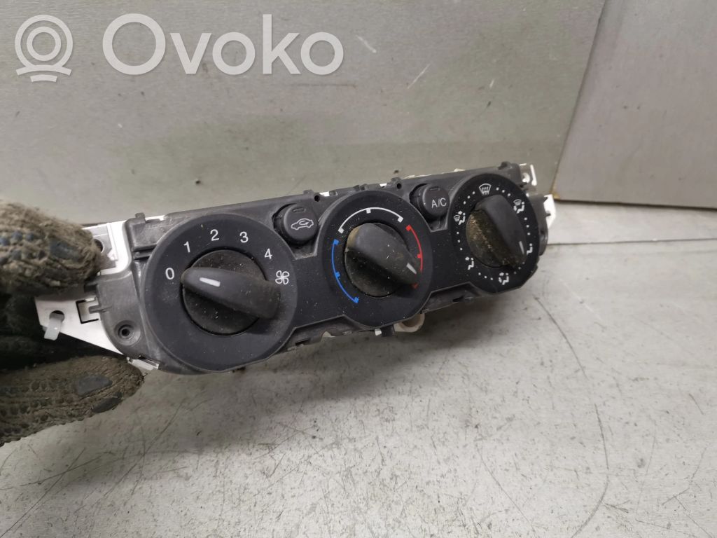 Climate control unit   7M5T19980AA