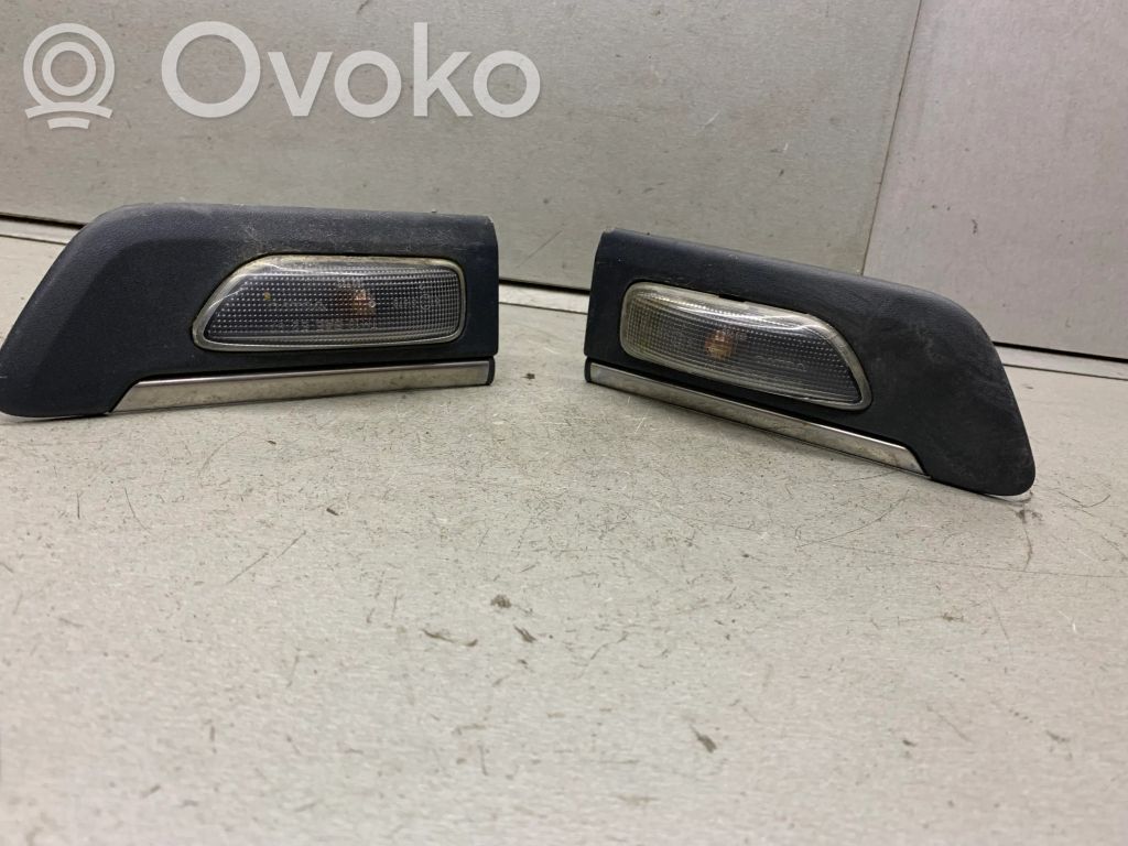 Front fender indicator light   9154752,9154751