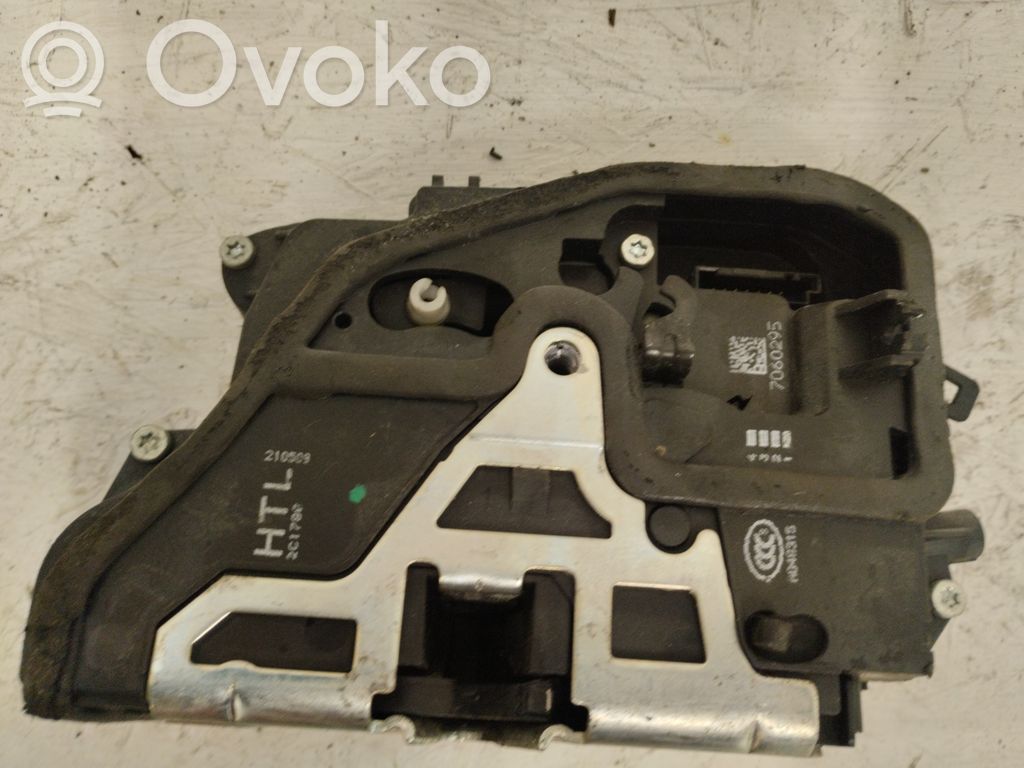 Rear door lock   7060295,210509