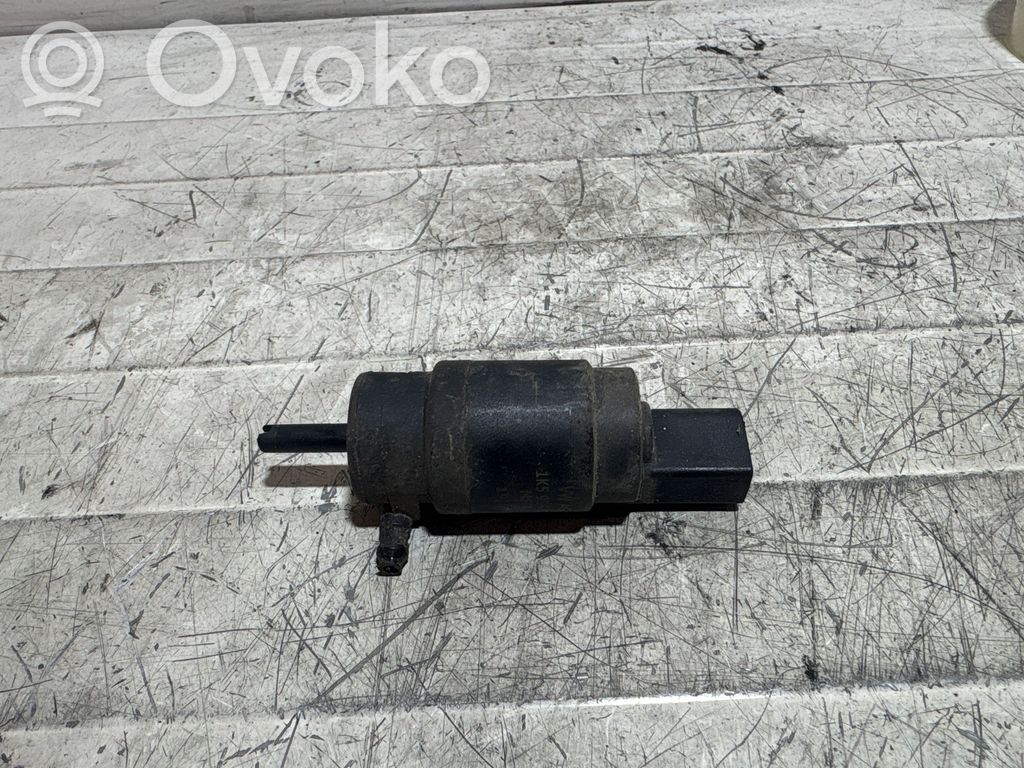 Audi A3 S3 8L Tuulilasi tuulilasinpesimen pumppu 