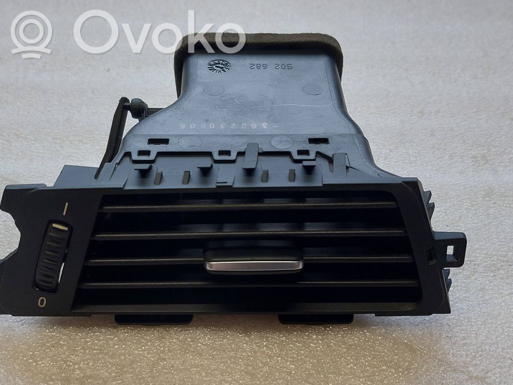 BMW 3 E90 E91 Lango oro grotelės 