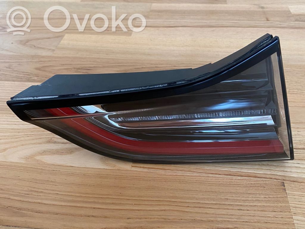 Tesla Model 3 Задний фонарь в крышке 