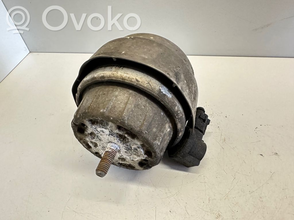 Audi A6 S6 C6 4F Engine mount bracket 