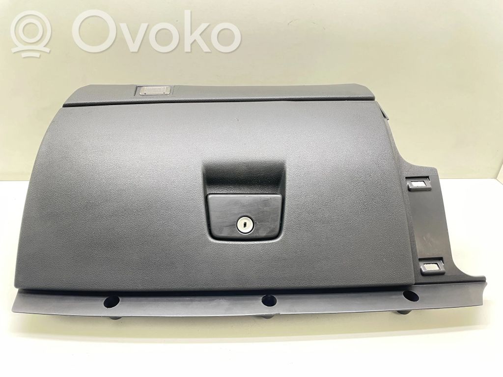 Volvo V50 Glove box 