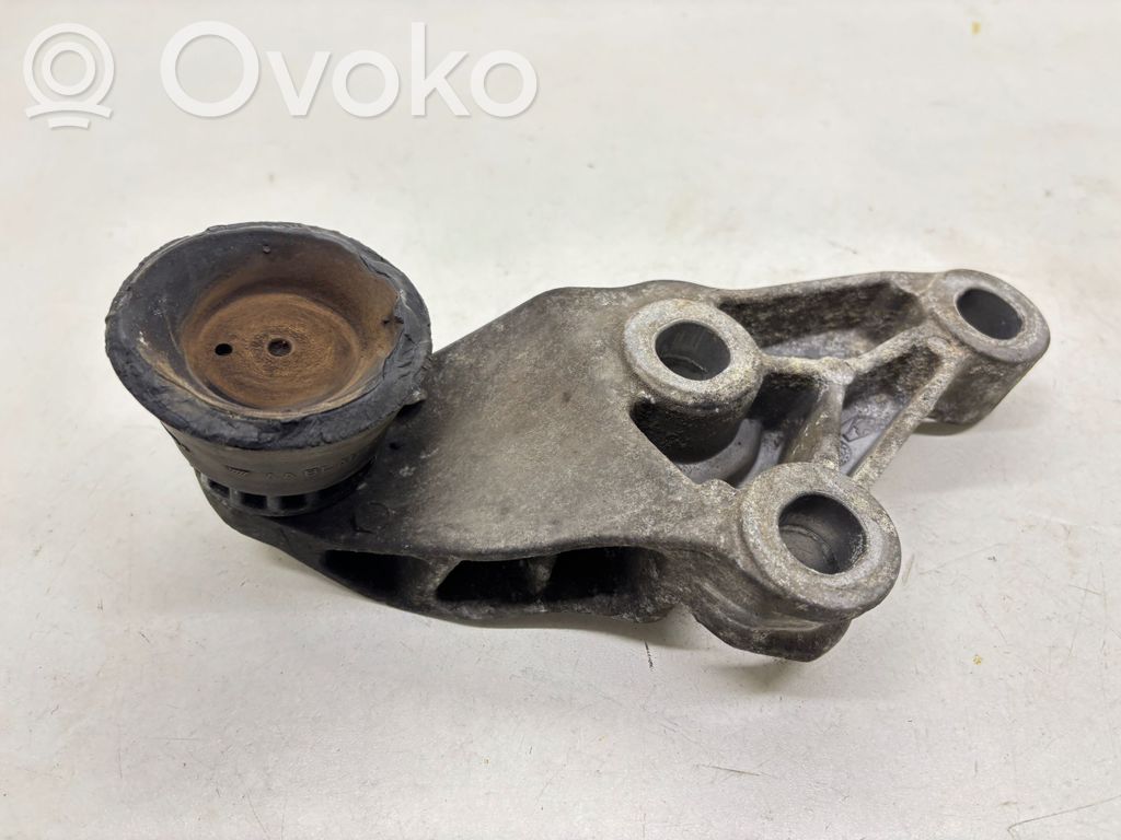 Audi A8 S8 D3 4E Engine mounting bracket 