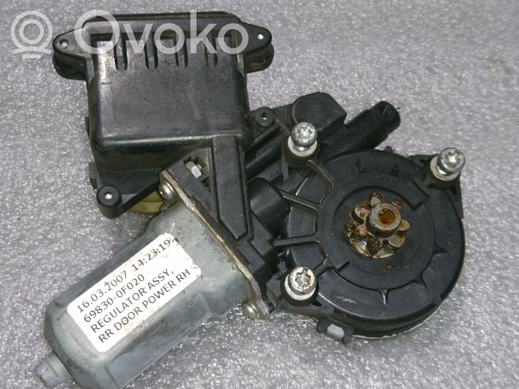 Toyota Corolla Verso AR10 Silniczek podnoszenia szyby drzwi tylnych 