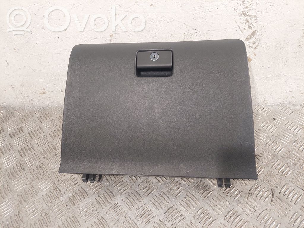 Toyota Corolla Verso AR10 Boite à gants 