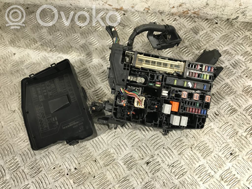 Toyota Auris 150 Skrzynka bezpieczników / Komplet 