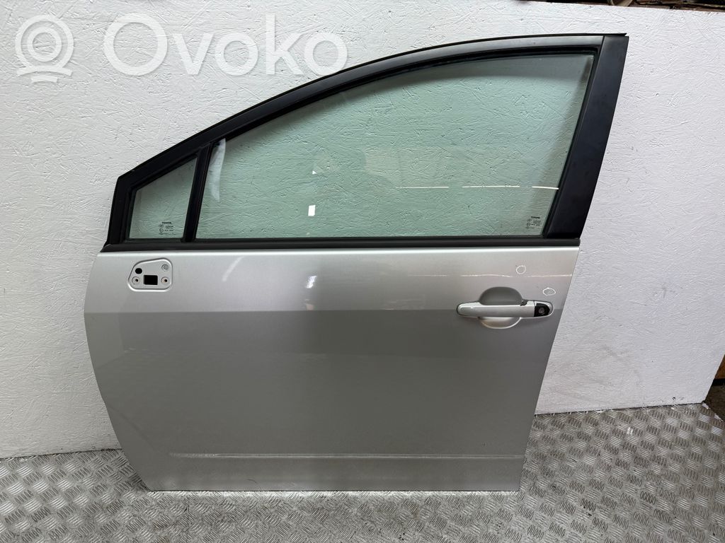Toyota Corolla Verso AR10 Etuovi 
