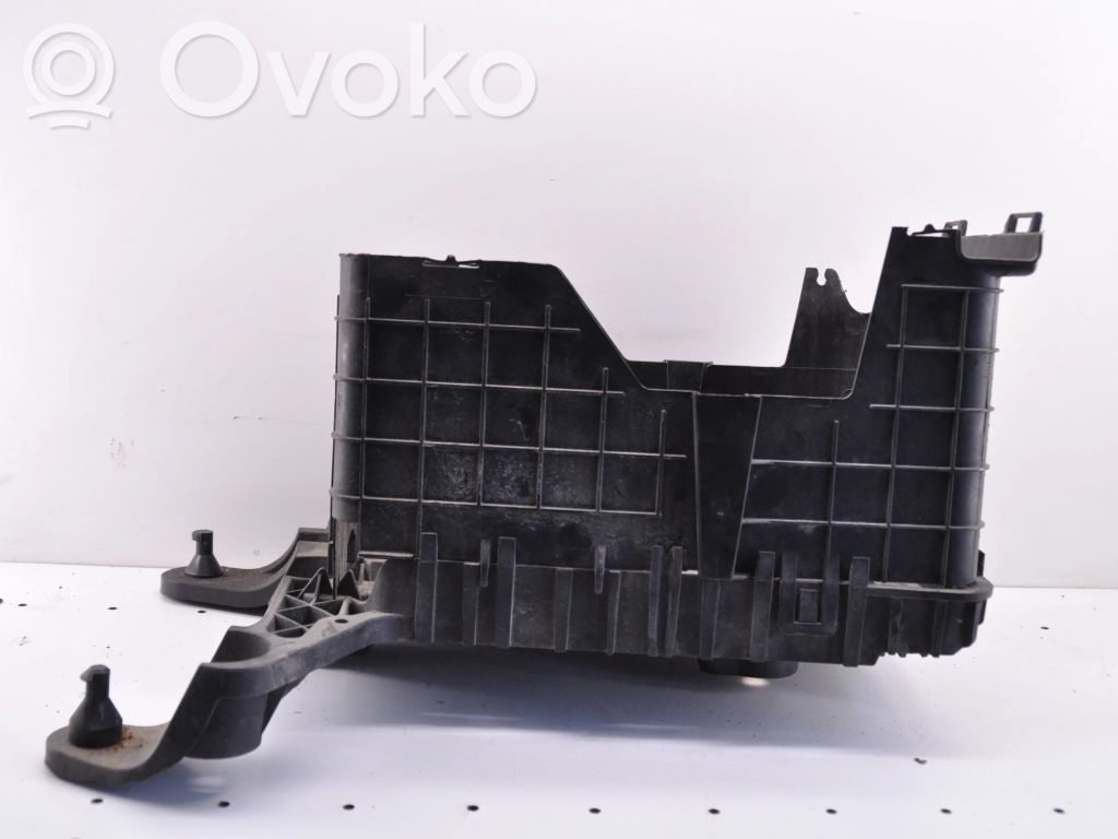 Volkswagen Golf VI Akkulaatikon alusta 