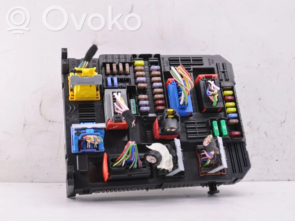 Opel Mokka B Fuse module 