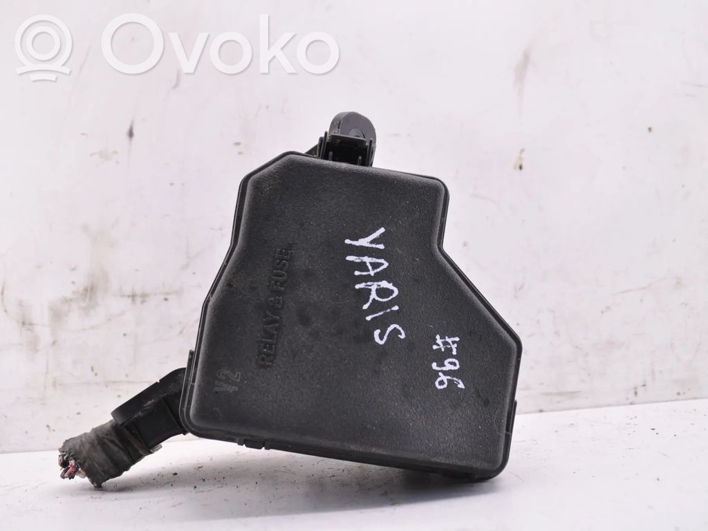 Toyota Yaris Ramka / Moduł bezpieczników 