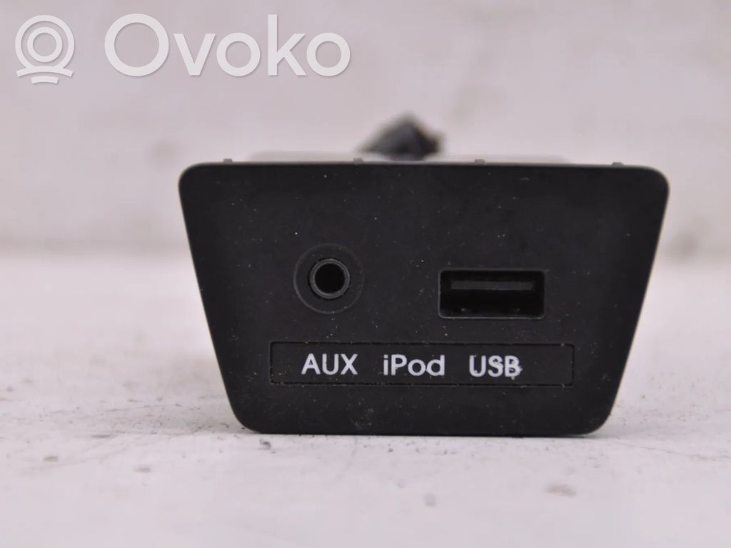 Hyundai ix35 Enchufe conector entrada auxiliar 