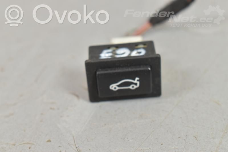Tailgate/boot open switch button   6921846,61319200316