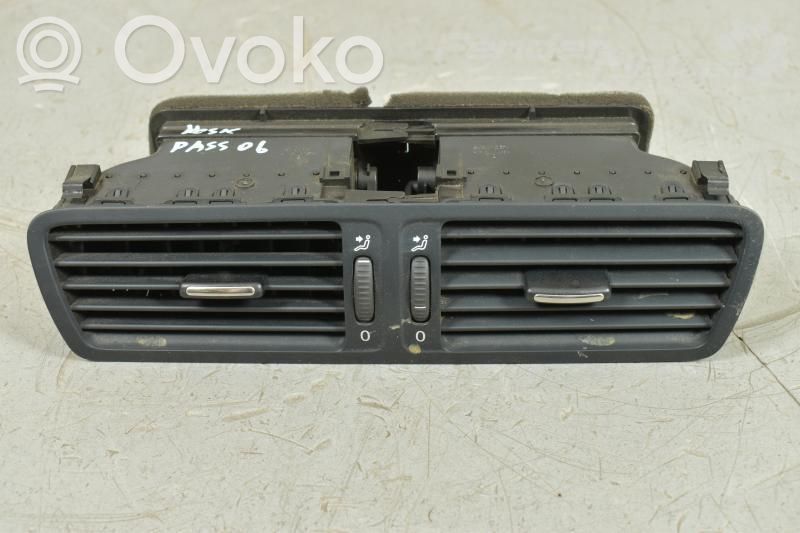 Volkswagen PASSAT B6 Dysze / Kratki środkowego nawiewu deski rozdzielczej 