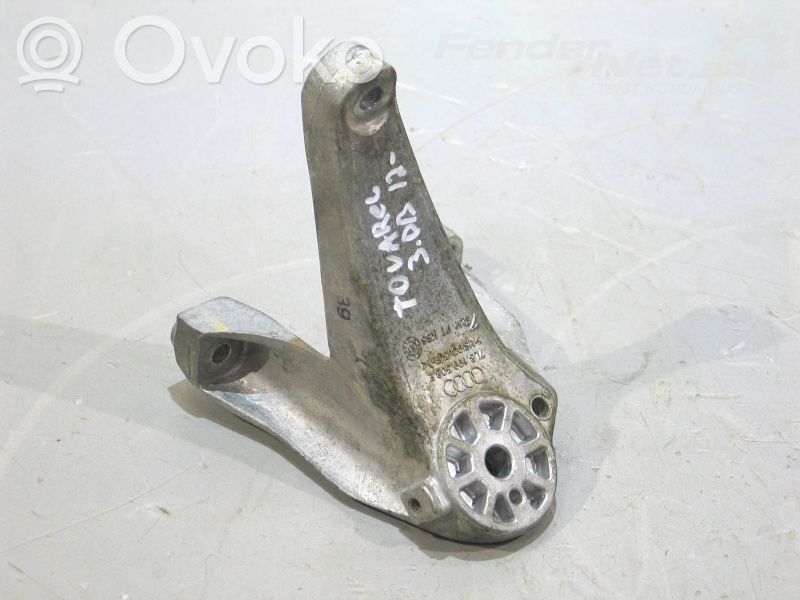 Volkswagen Touareg II Engine mounting bracket 