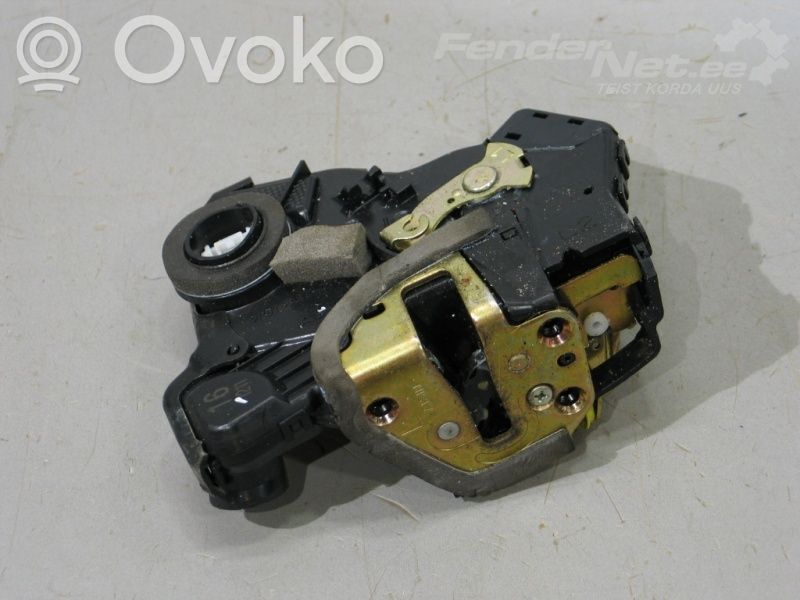 Toyota Camry Zamek drzwi przednich 