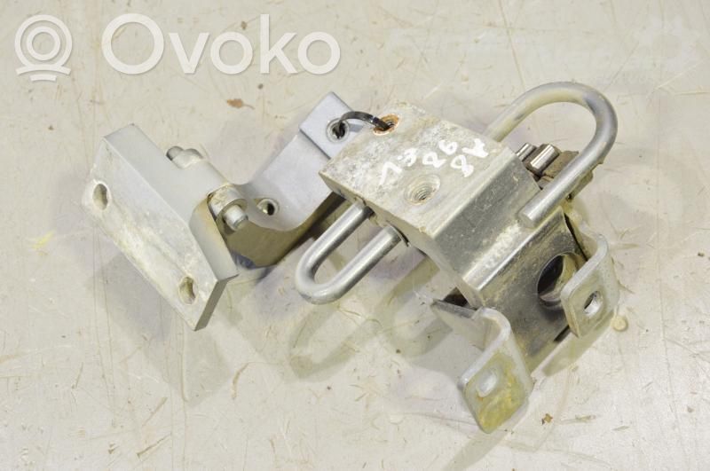 Priekšpusē eņģu komplekts   4D0831411D,4D0831401