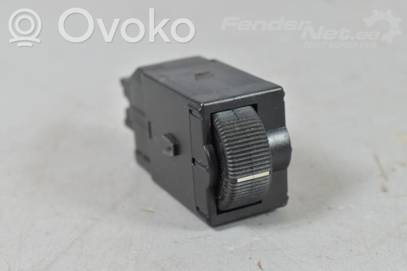 Headlight level height control switch   MR114337