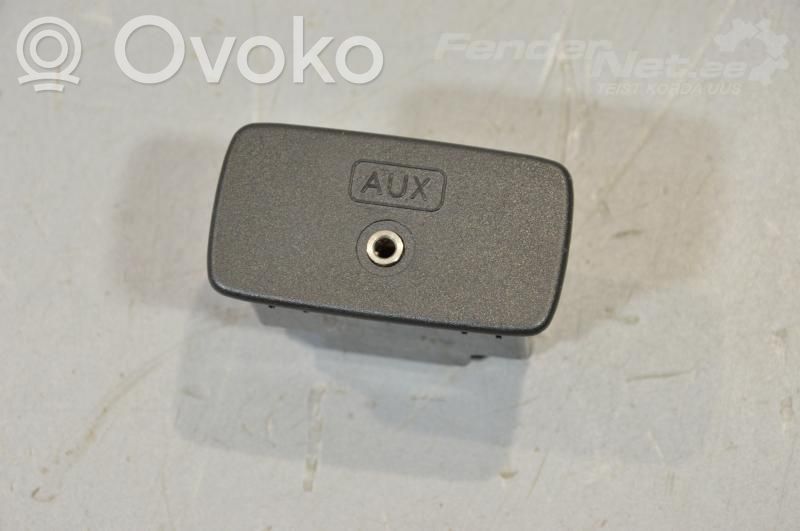 Enchufe conector entrada auxiliar   86257FG100