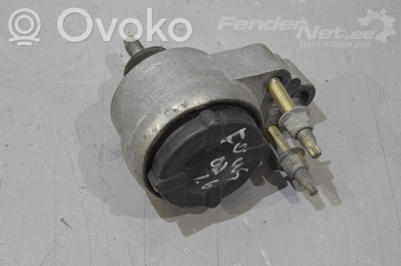 Ford Focus Engine mounting bracket 