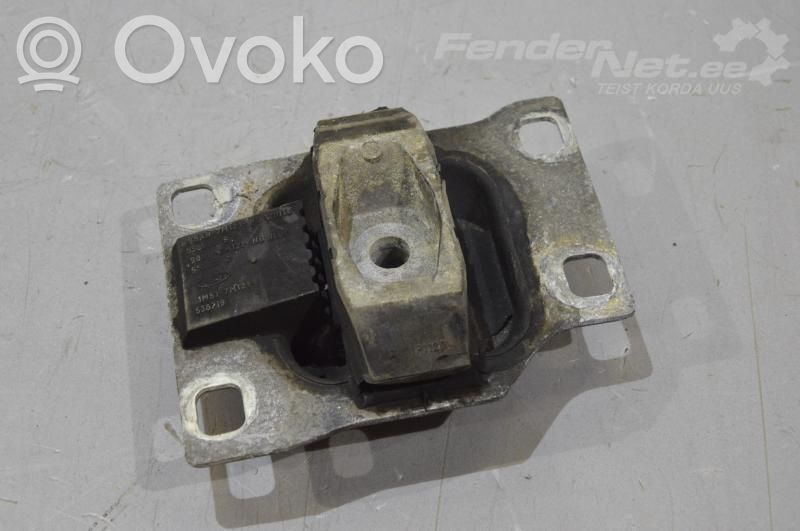 Ford Focus Engine mounting bracket 