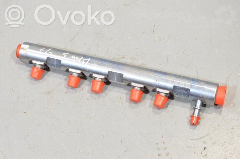 BMW 5 F10 F11 Fuel distributor 