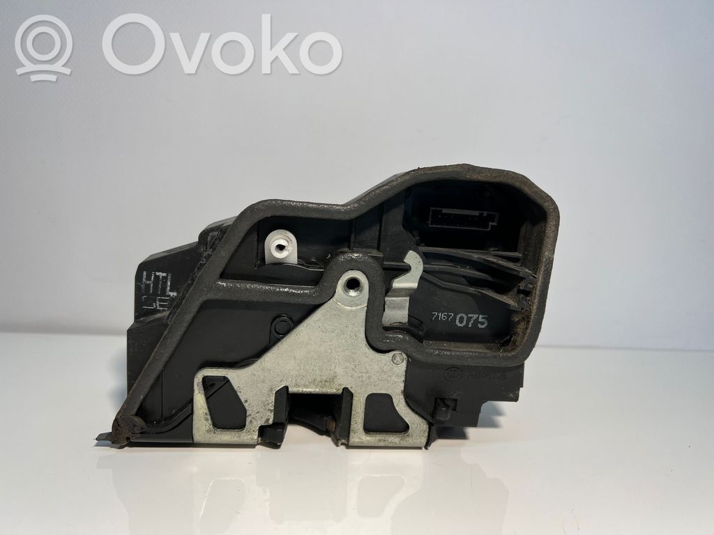 Rear door lock   7167075