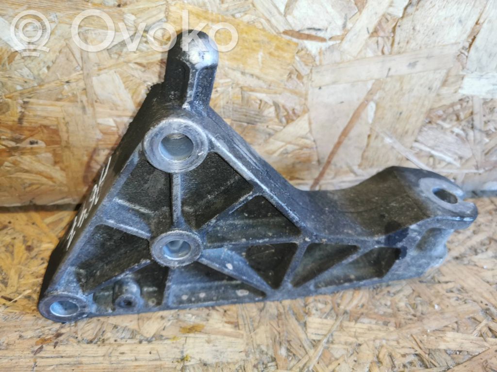 Engine mounting bracket   13174501,05684142