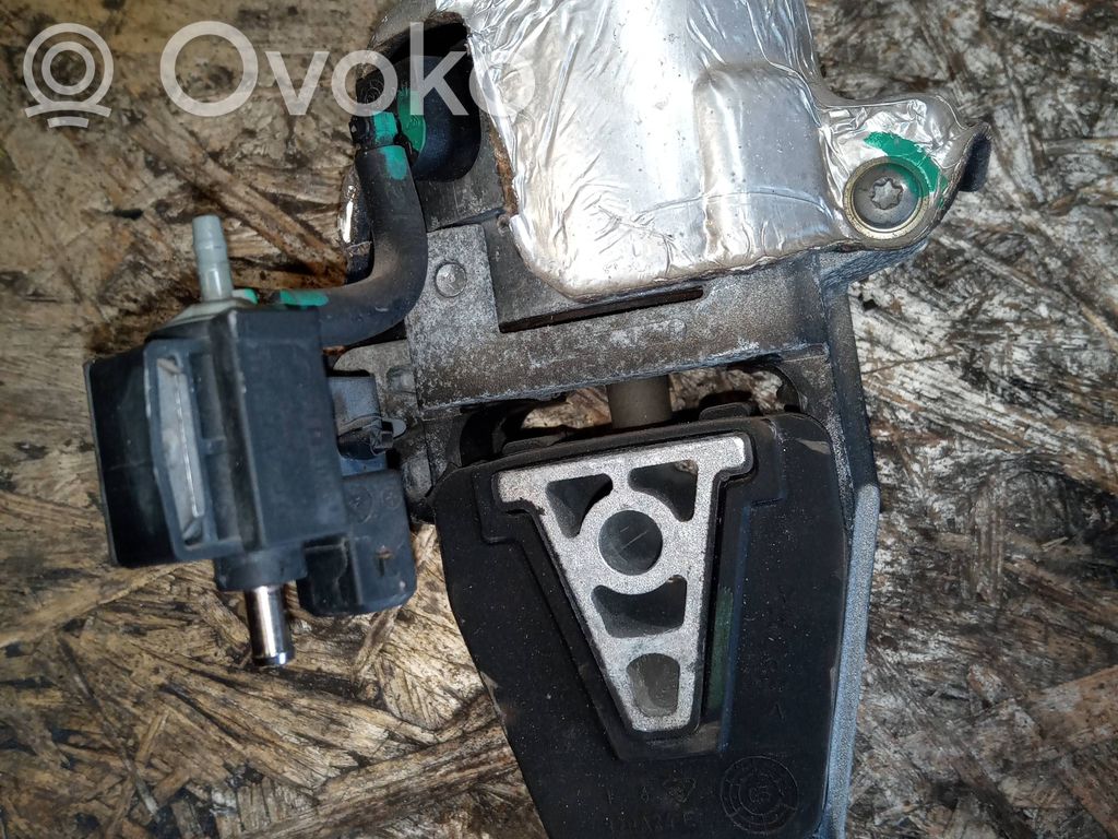 Peugeot 407 Engine mount bracket 