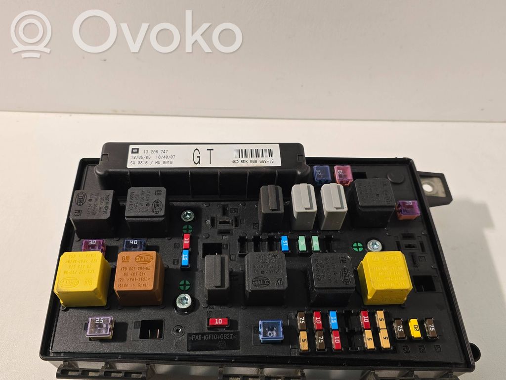 Opel Astra H Fuse module 