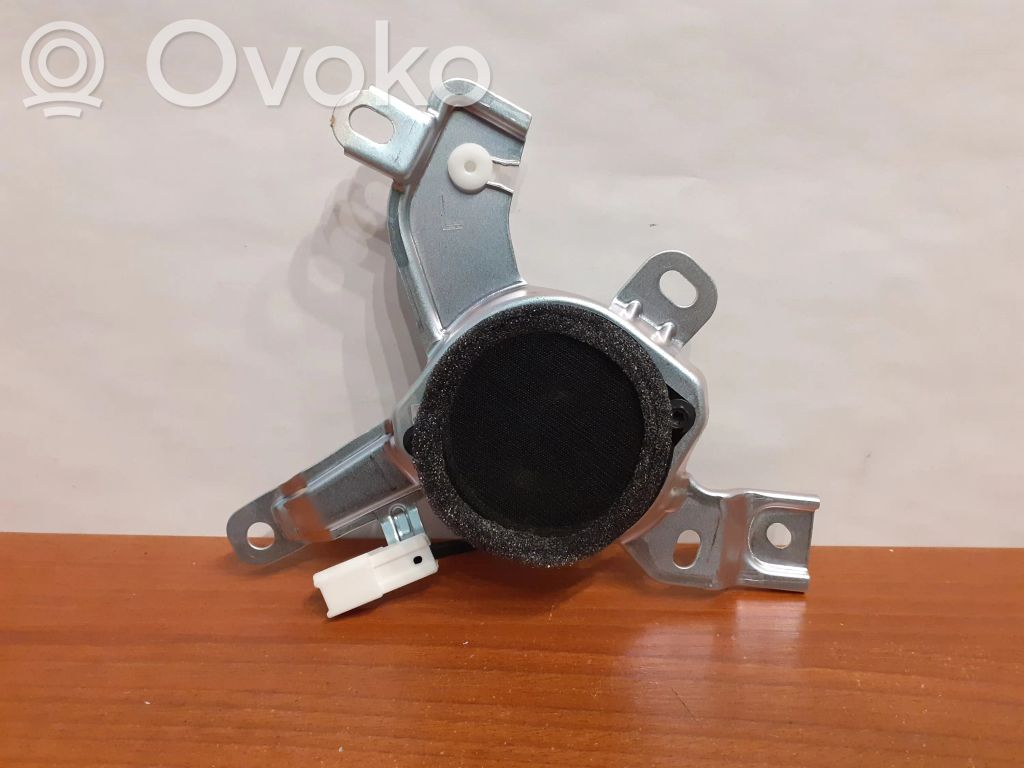 Lexus RX 330 - 350 - 400H Garsiakalbis panelėje 