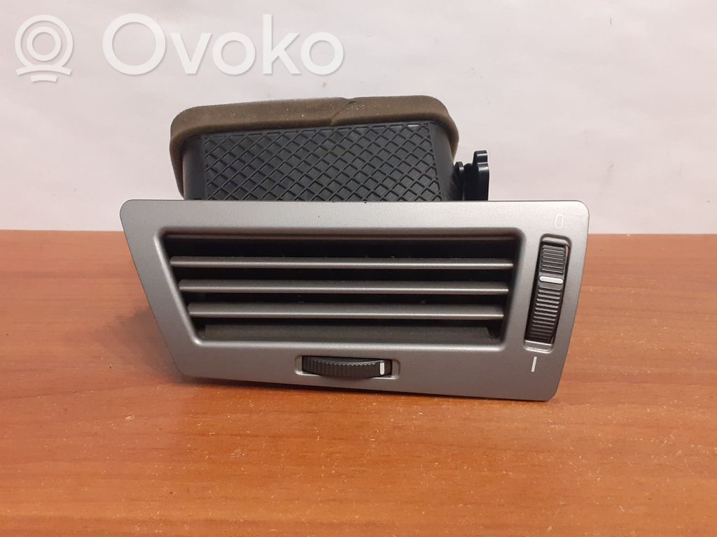 BMW 7 E65 E66 Lango oro grotelės 