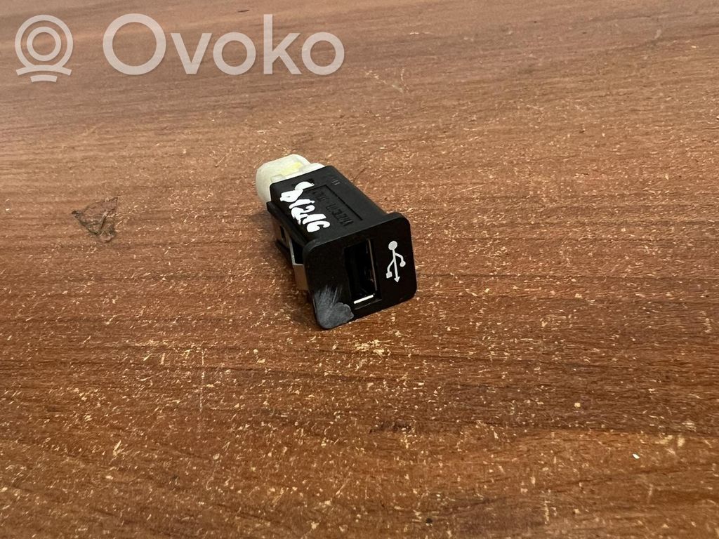 BMW X5 E70 USB socket connector 