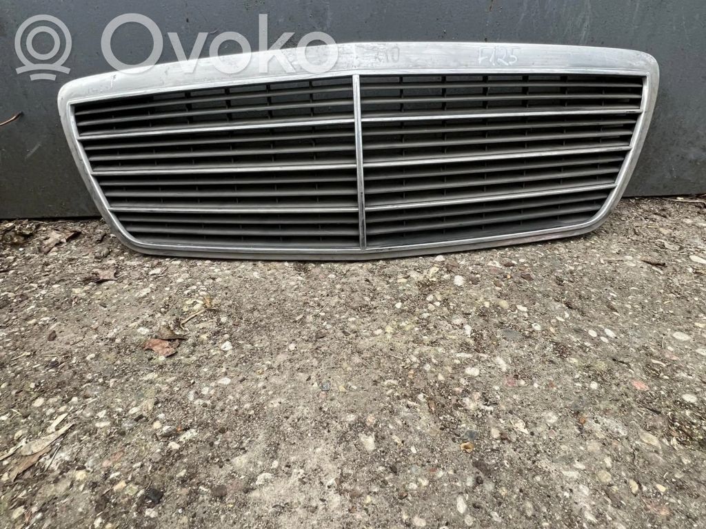 Mercedes-Benz E W210 Maskownica / Grill / Atrapa górna chłodnicy 