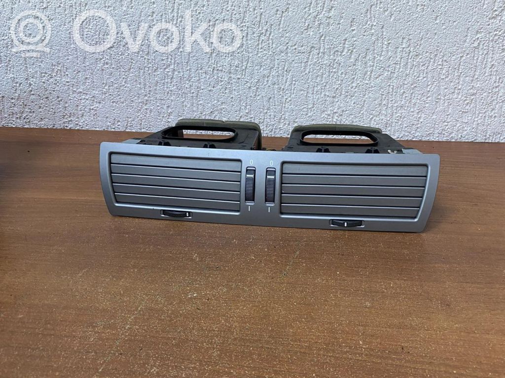 BMW 7 E65 E66 Oro grotelės gale 