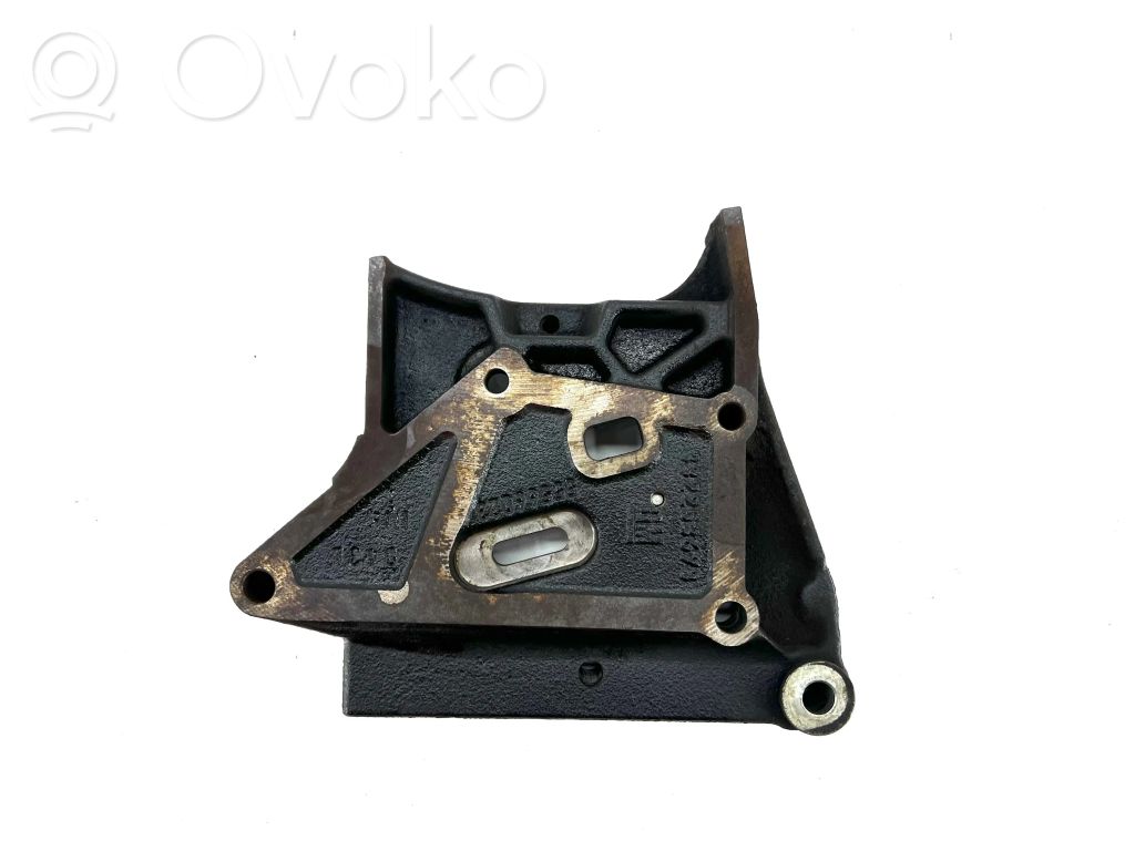 Opel Insignia A Engine mounting bracket 