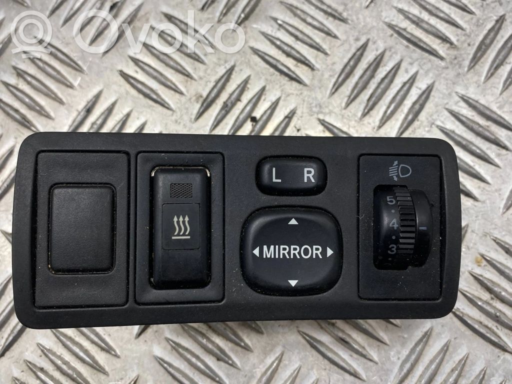 Toyota Avensis T250 Wing mirror switch 