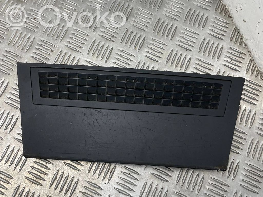 BMW 7 E65 E66 Lango oro grotelės 