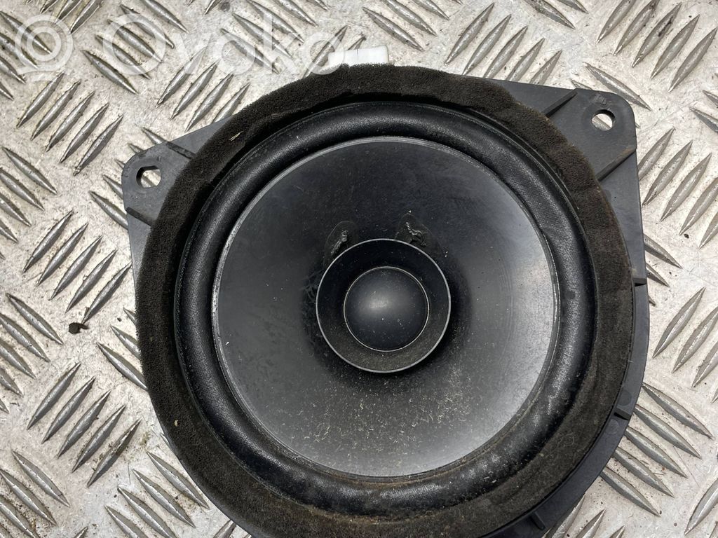 Toyota Avensis Verso Takaoven kaiutin 