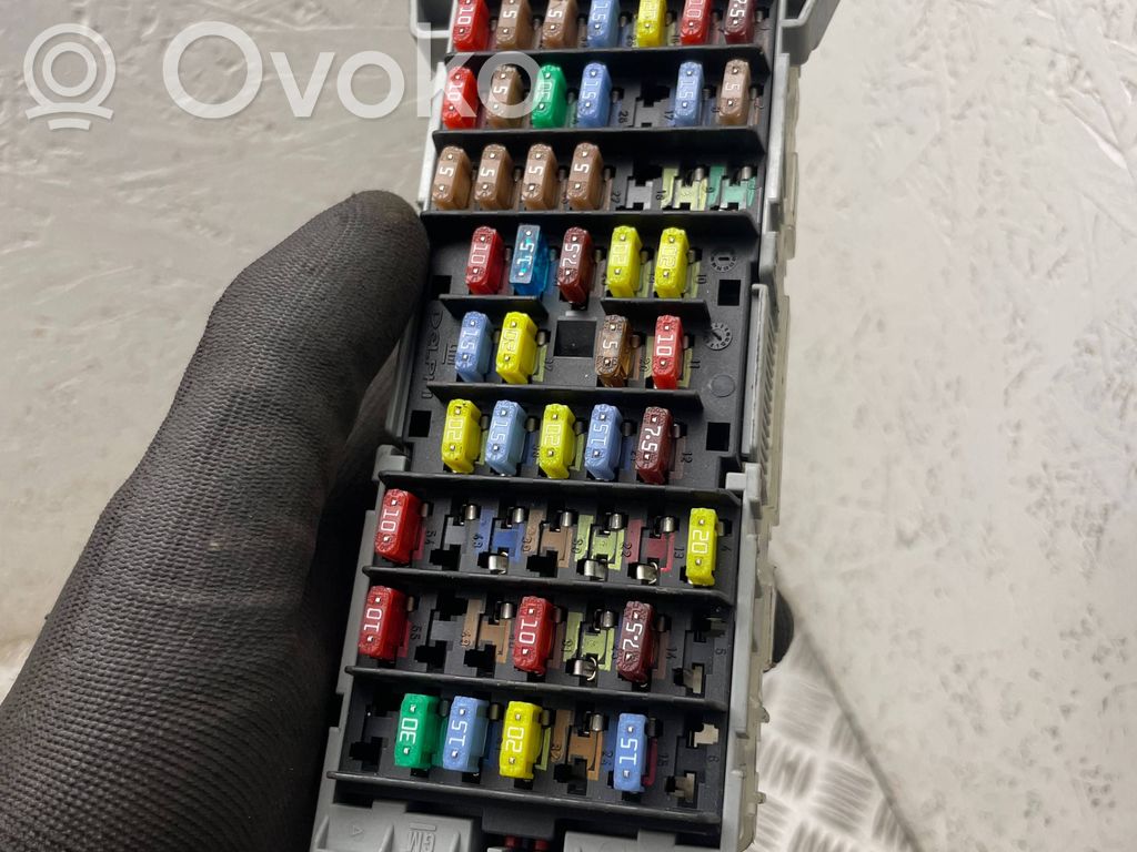 Opel Meriva A Juego de caja de fusibles 