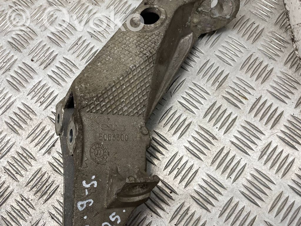 Saab 9-5 Engine mounting bracket 