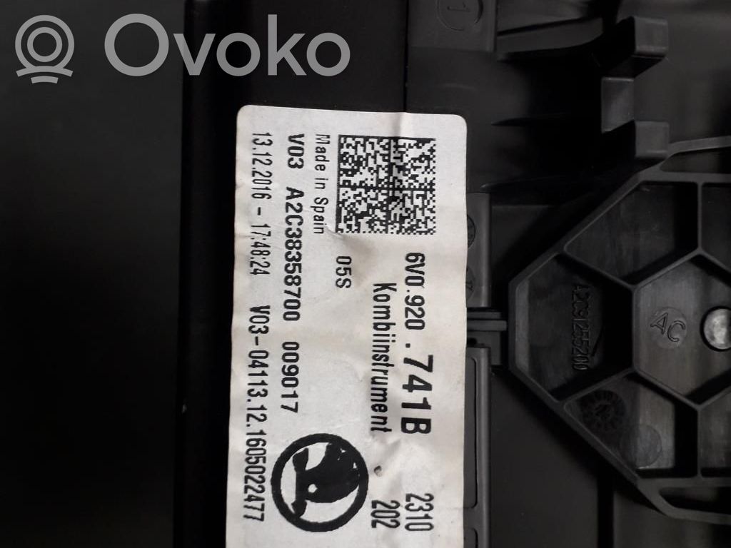Skoda Fabia Mk3 (NJ) Licznik / Prędkościomierz 