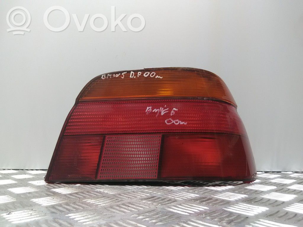 Tail light lenses   8358032
